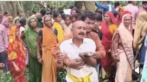 कोचिंग छात्रा गुड़िया कुमारी की हत्या के बाद विलाप करते परिजन।
