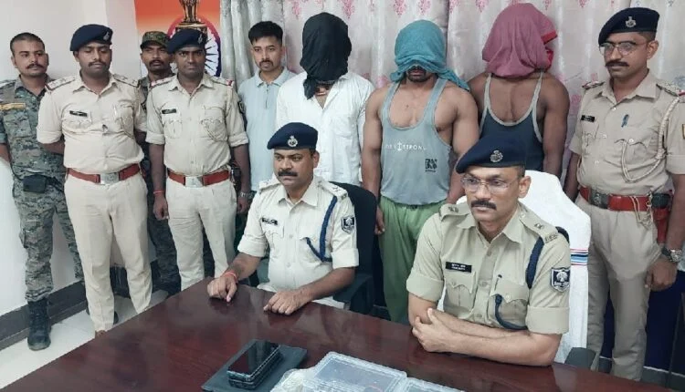 पटना से अगवा कोचिंग छात्र की नालंदा में बरामदगी के बाद मीडिया को जानकारी देते पुलिस अधिकारी।