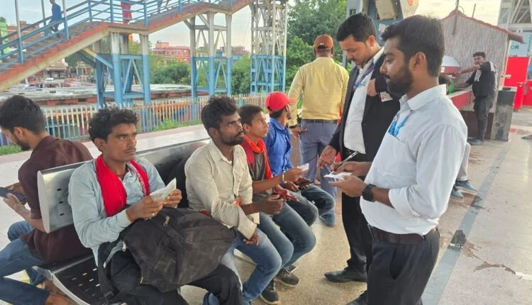 सोनपुर रेलमंडल में टिकट जांच करते टीटीई।