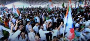 वोटर अधिकार यात्रा के दौरान सासाराम में मौजूद जनसमूह।