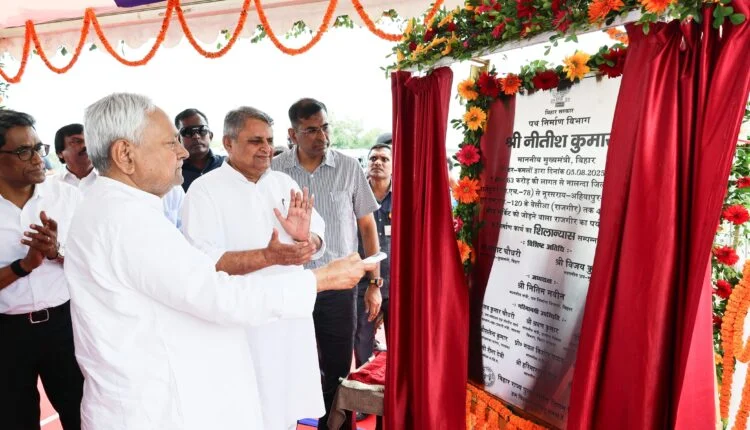 सालेपुर-राजगीर फोरलेन हाईवे के निर्माण के शिलापट्‌ट का अनावरण करते सीएम नीतीश कुमार।