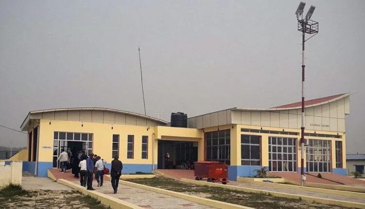 गिरफ्तार सख्स को जांच के लिए ले जाती नेपाल पुलिस।