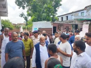 मातमपूर्सी कर लौटते समय ग्रामीणों से घिरे ग्रामीण विकास मंत्री श्रवण कुमार।