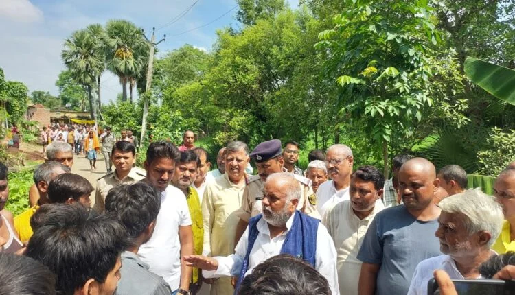 हिलसा के एक गांव में नौ लोगों की मौत के बाद मातमपूर्सी कर लौटते समय ग्रामीणों से घिरे ग्रामीण विकास मंत्री श्रवण कुमार।