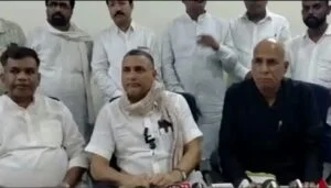 सासाराम परिसदन में मीडिया से बात करते वोटर अधिकार यात्रा के सासाराम कन्वेनर सांसद सुधाकर सिंह।