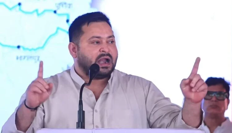 वोटर अधिकार यात्रा के तहत सासाराम में जनसभा को संबोधित करते तेजस्वी यादव।