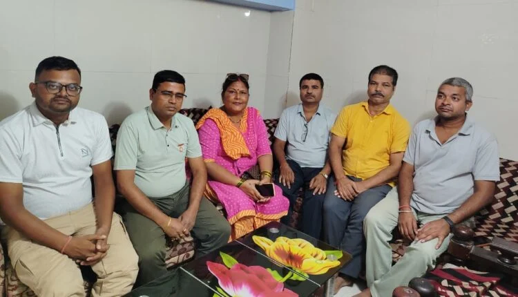 वंदे भारत एक्सप्रेस के परिचालन रूट में अररिया की अनदेखी का विरोध करते भारत-नेपाल रेल यात्री सहजीकरण समिति के सदस्यगण।