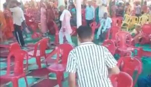 मुजफ्फरपुर के गायघाट में एनडीए के कार्यकर्ता सम्मेलन में मची अफरातफरी व टूटी हुई कुर्सियां।
