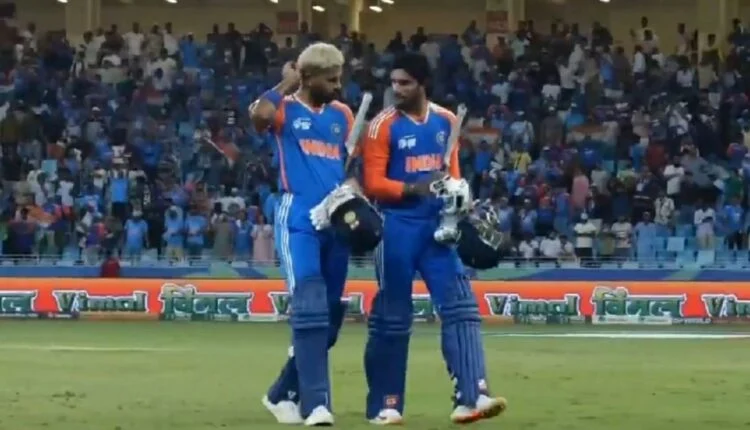 मैच समाप्त होने के बाद पैवेलिएन की ओर लौटते भारतीय बल्लेबाज हार्दिक पांड्या और तिलक वर्मा।