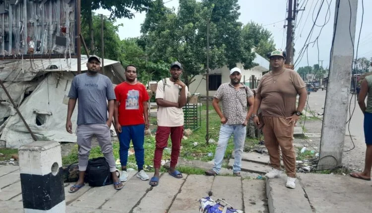 नेपाल से भारत में घुसपैठ की कोशिश में पकड़े गए पांच विदेशी नागरिक।