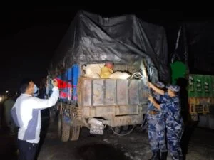ट्रक को रोककर जांच करते सुरक्षाकर्मी।
