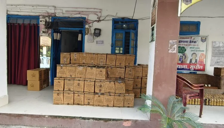 सुपौल के किशनपुर थाने में रखी स्लीपर बस से बरामद शराब।