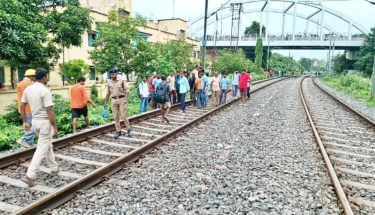 ट्रेन से कटकर दो बैंक पीओ की मौत के बाद घटनास्थल पर लगी भीड़ और मामले की जांच करती पुलिस।