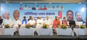 ‘अतिपिछड़ा न्याय संकल्प पत्र’ जारी करते इंडिया गठबंधन के नेता।