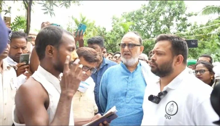 दरभंगा के सिंहवाड़ा में पीड़ित यूट्यूबर पत्रकार दिवाकर सहनी से बात करते नेता प्रतिपक्ष तेजस्वी यादव व अब्दुलबारी सिद्दिकी।