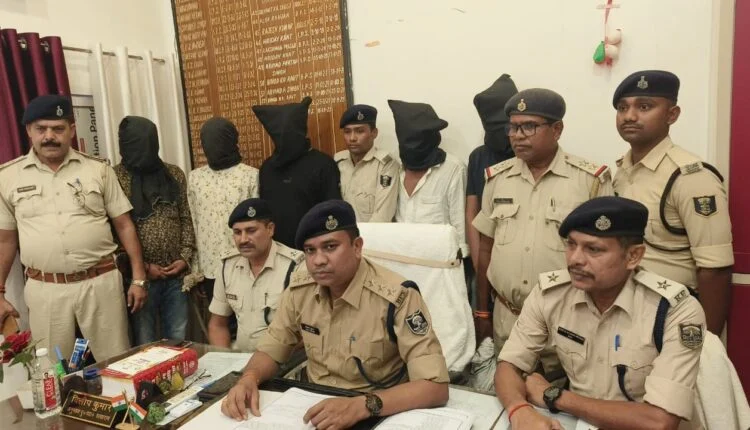 सासाराम में हाईवे होटल गोलीकांड में पकड़े गए अपराधियों के बारे में जानकारी देते एसडीपीओ दिलीप कुमार।