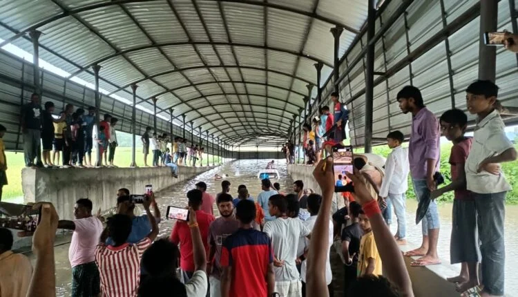 गाेपालगंज में अंडरपास में डूबे एंबुलेंस को देखते लोग।