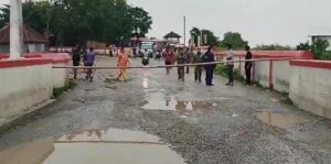 कोशी बराज पर जाने से रोकने के लिए लगा बैरिकेडिंग।
