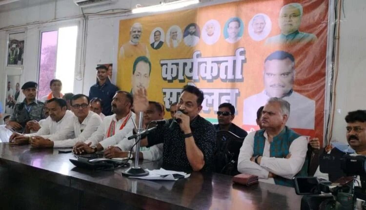 भाजपा कार्यकर्ताओं के साथ बैठक करते छपरा के सांसद राजीव प्रताप रुढ़ी।