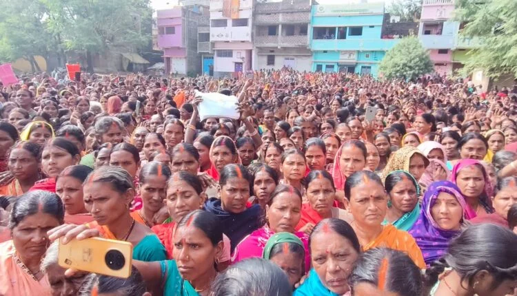 नवादा के सिरदला बाजार स्थित जीविका कार्यालय के पास प्रदर्शन करतीं महिला रोजगार योजना से वंचित जीविकाकर्मी।