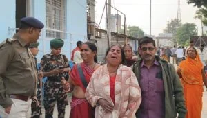 ऑटो व हाईवा ट्रक की टक्कर में अपनों को गंवाने के बाद विलाप करतीं परिजन।