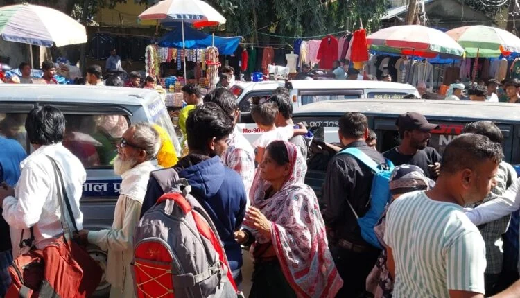 भारत-नेपाल सीमा के पास जोगबनी में ट्रेन आने के वक्त लगा जाम। इसी का फायदा उठाते हैं तस्कर।