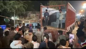 सासाराम मतगणना केंद्र में ट्रक से स्टील के बक्से उतारकर जांच करते लोग।