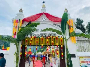 नेपाल के वराह क्षेत्र स्थित वराह क्षेत्रधाम मंदिर में घूमते श्रद्धालु।