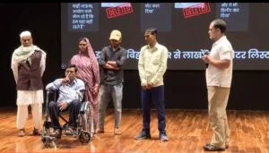 बिहार के जमुई जिले से आये हुए लोगों के माध्यम से सबूत पेश करते राहुल गांधी।