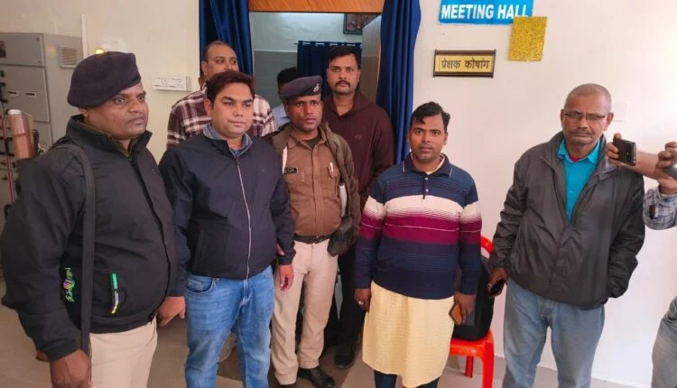 गिरफ्तार राजस्व कर्मचारी को लेकर सर्किट हाउस पहुंची निगरानी विभाग की टीम।