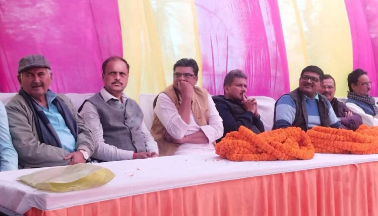 गोपालगंज में एनडीए कार्यकर्ताओं के भोज में शामिल होने पहुंचे शिक्षा मंत्री सुनील कुमार व अन्य।